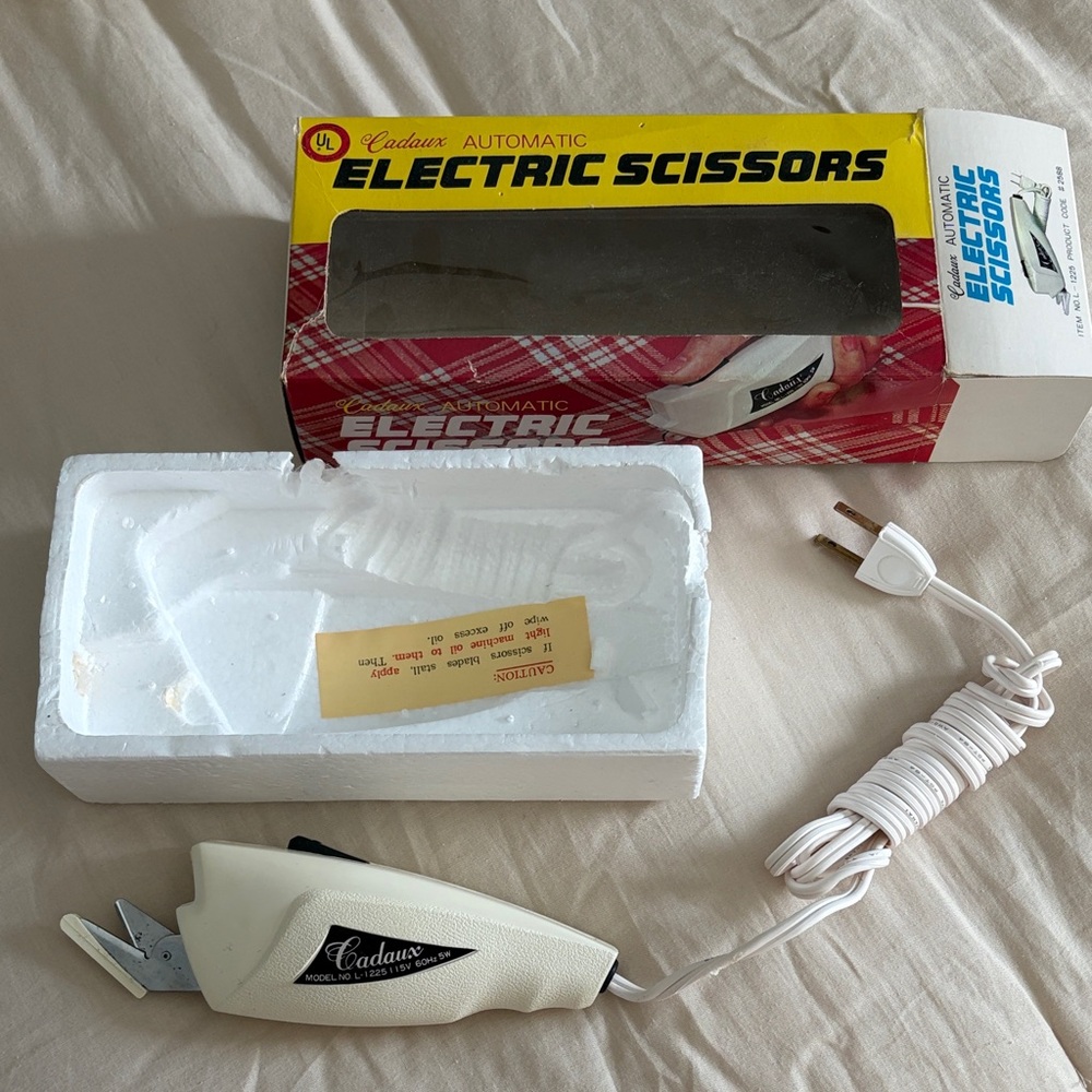 Cadaux Electric Scissors in Cream NEW in Box